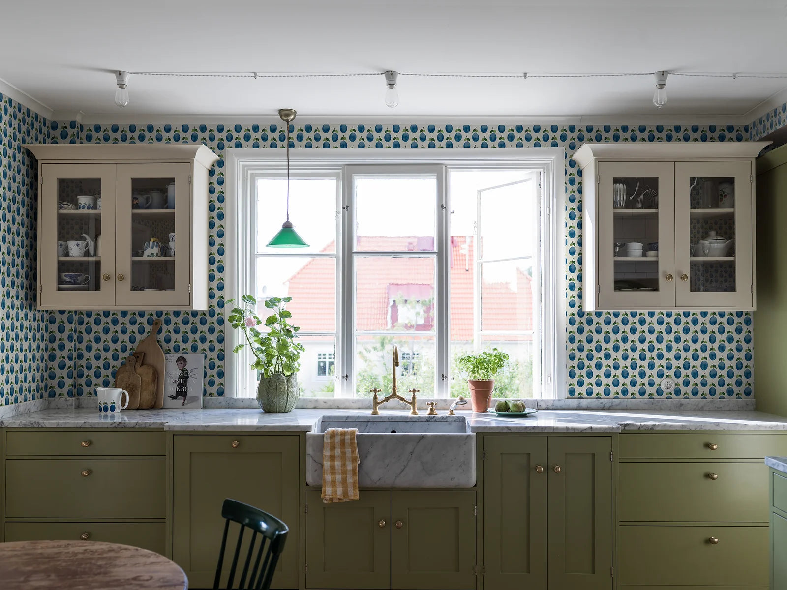 Stig Lindberg Prunus Wallpaper by BoråsTapeter