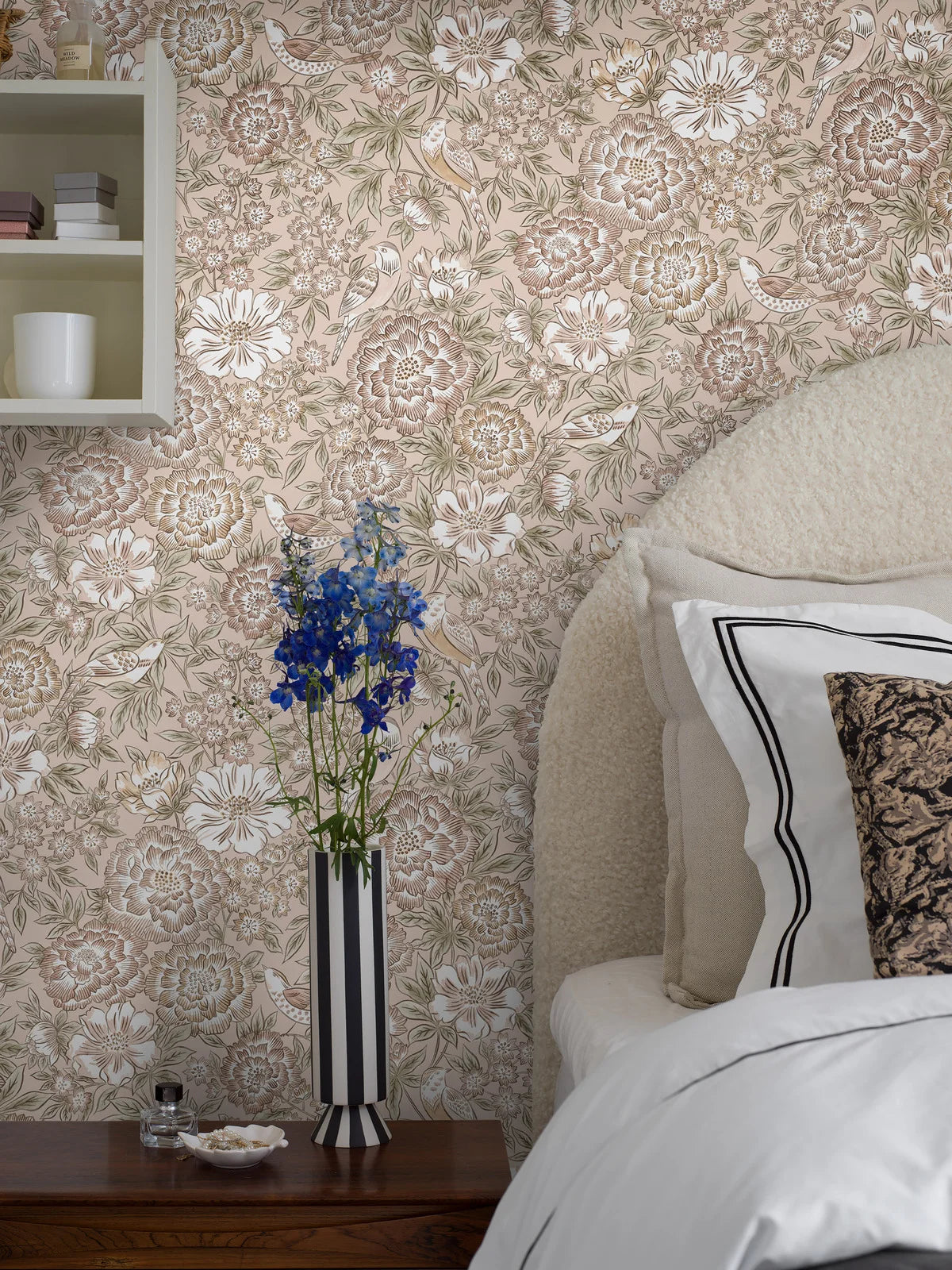 Dagmar Wallpaper by Boråstapeter