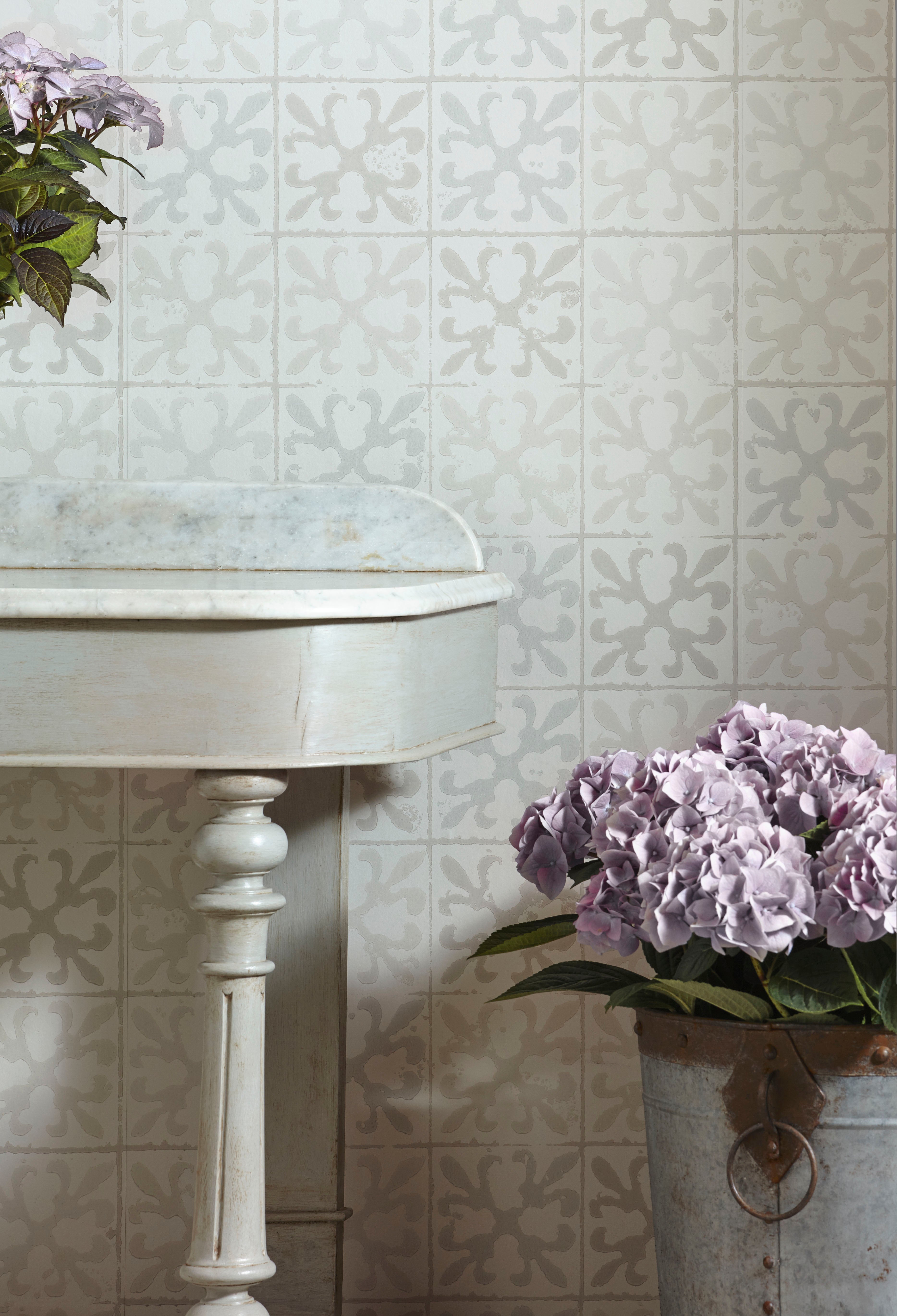 Fleur de Lys Tile Wallpaper